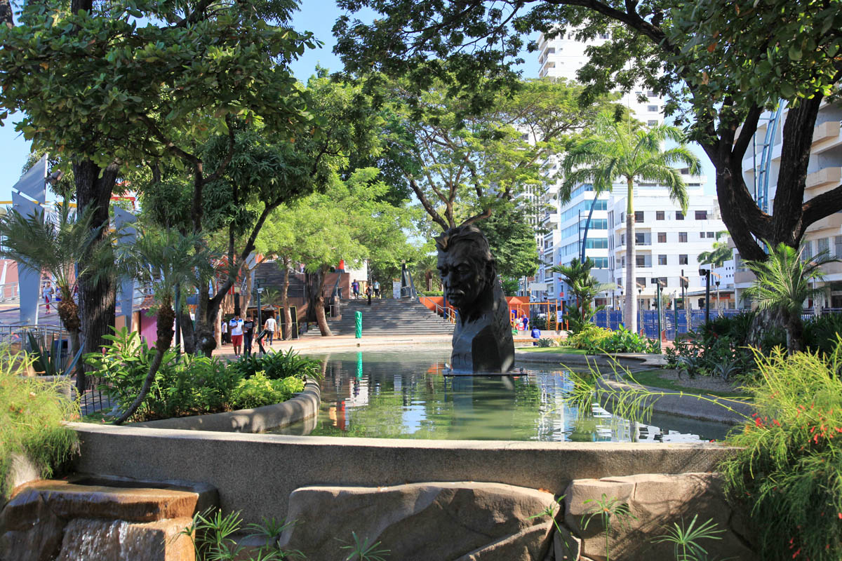 Park langs boulevard in Guayaquil